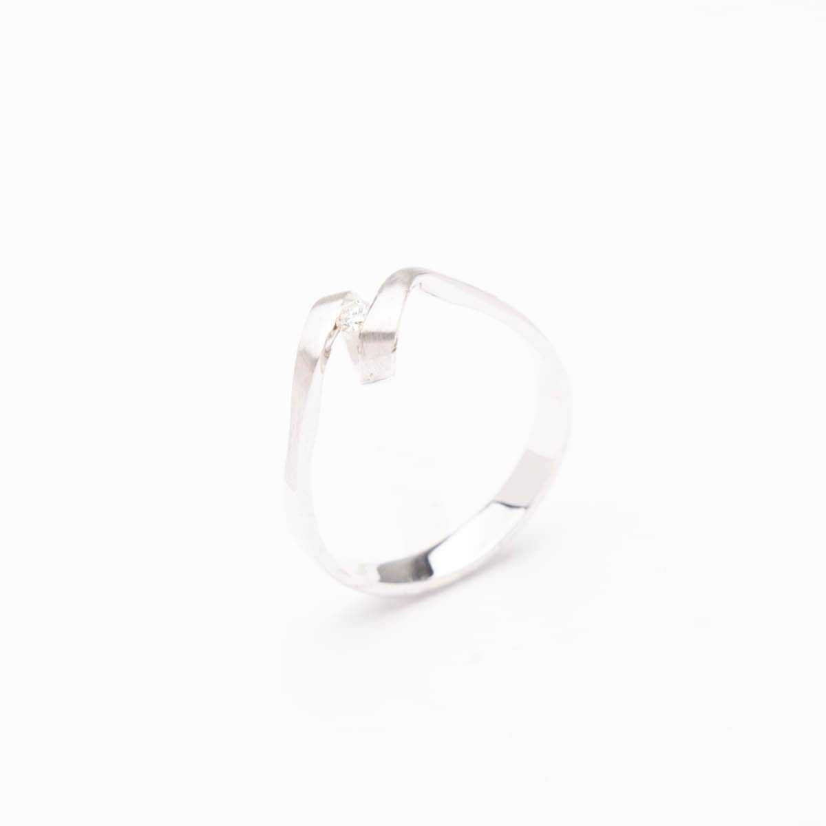 Sortija Oro blanco solitario diamante diseño