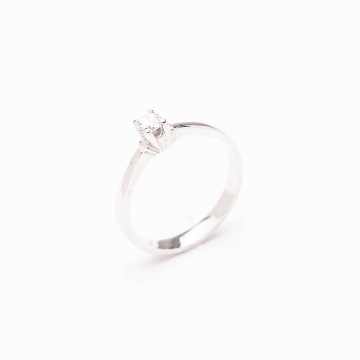 Sortija Oro blanco solitario diamante